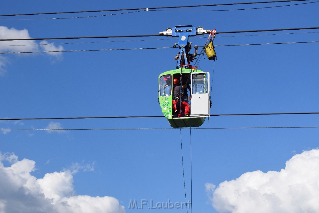 Koelner Seilbahn Gondel blieb haengen Koeln Linksrheinisch P252.JPG